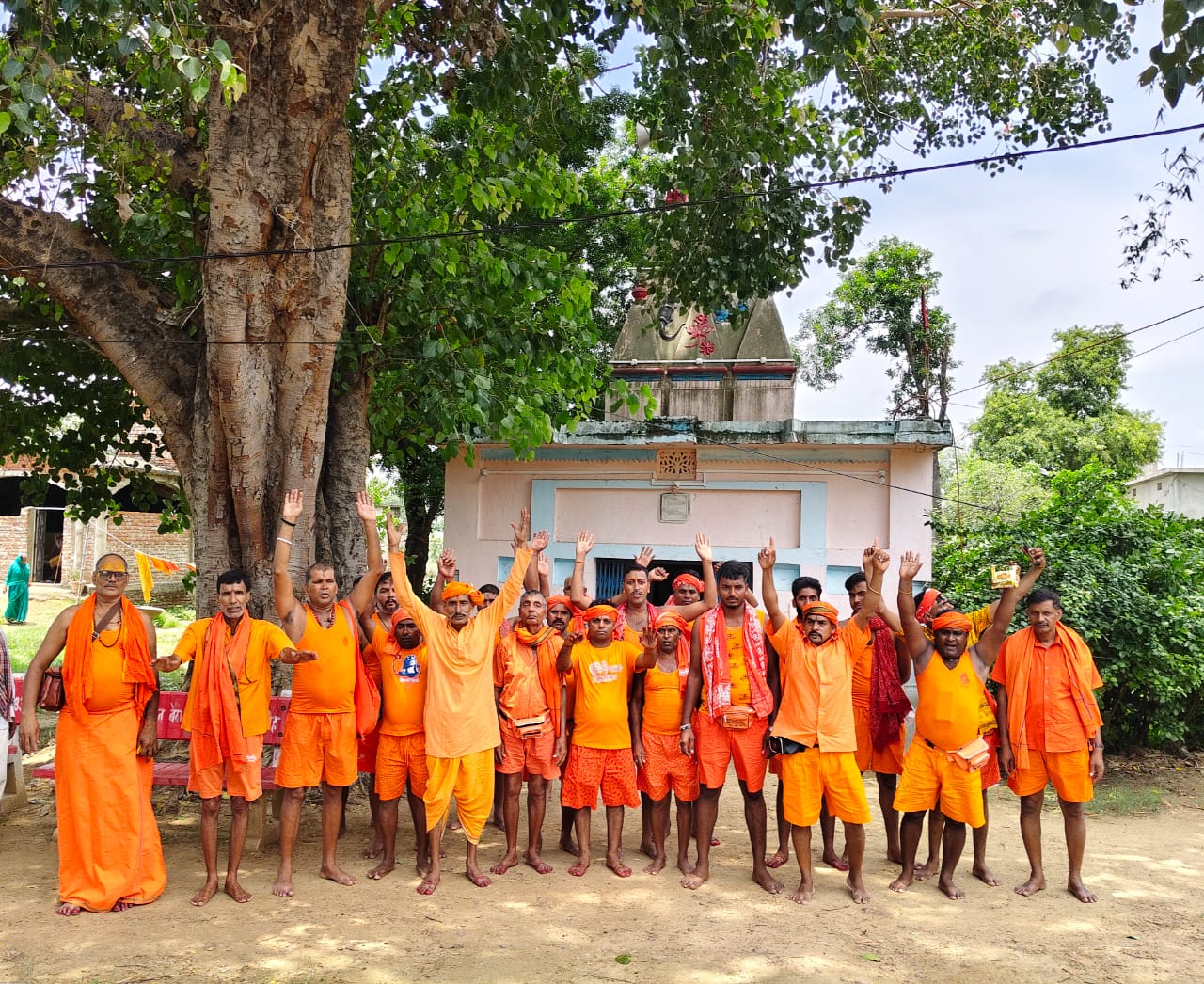 बोल बम के जयघोष से गूंजा रानाडीह, बाबा बैद्यनाथ धाम के लिए रवाना हुआ श्रद्धालुओं का जत्था