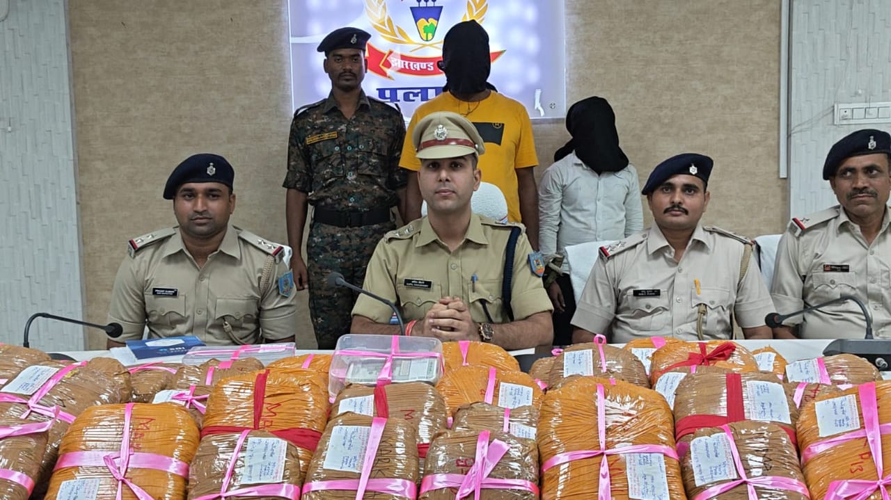 ऑपरेशन प्रहार के तहत पलामू पुलिस की बड़ी कार्रवाई, 33.789 किलो गांजा और 2.534 किलो अफीम बरामद