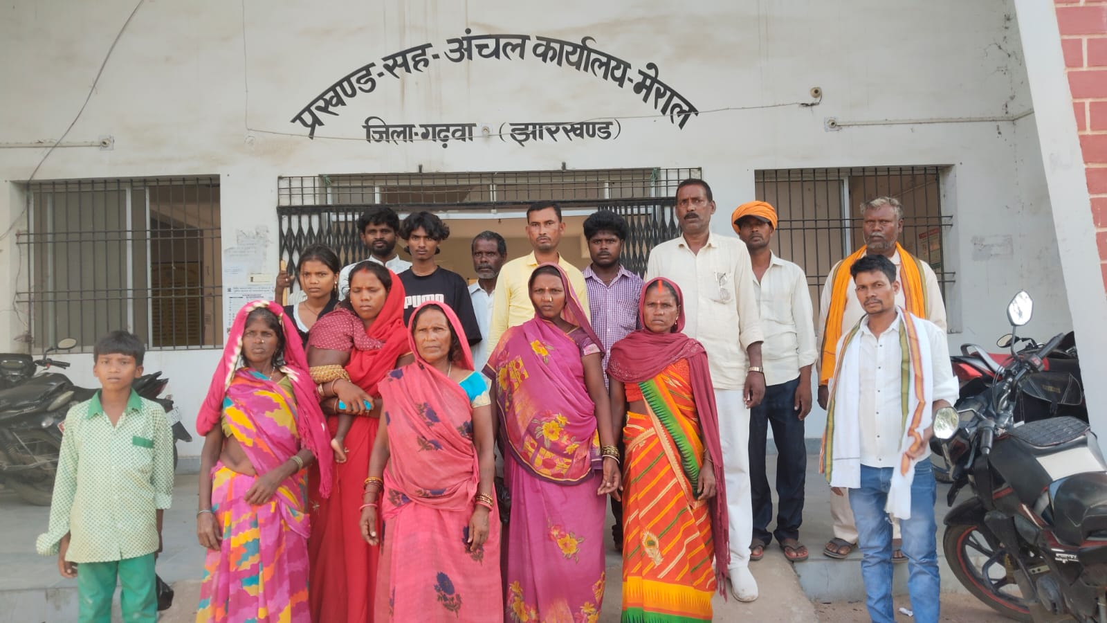 बुलडोजर कार्रवाई के बाद प्रभावित परिवारों ने अंचल कार्यालय पहुंच लगाई न्याय की गुहार