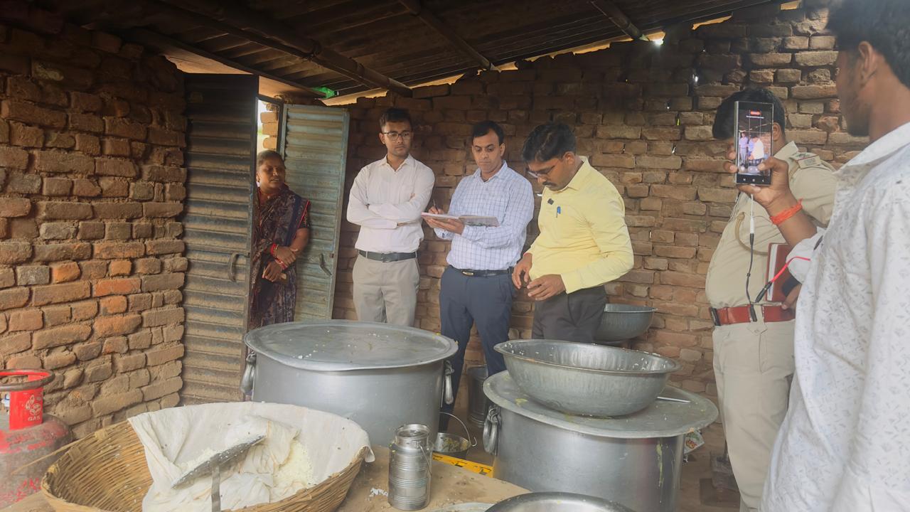उपायुक्त के निर्देश पर ओबरा स्कूल की जांच, एमडीएम में मिली अनियमितता
