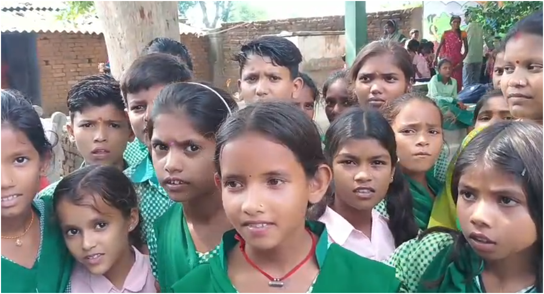 ओबरा उत्क्रमित हाई स्कूल में एमडीएम में अनियमितता का आरोप, भूखे छात्र छात्राओं ने किया हंगामा