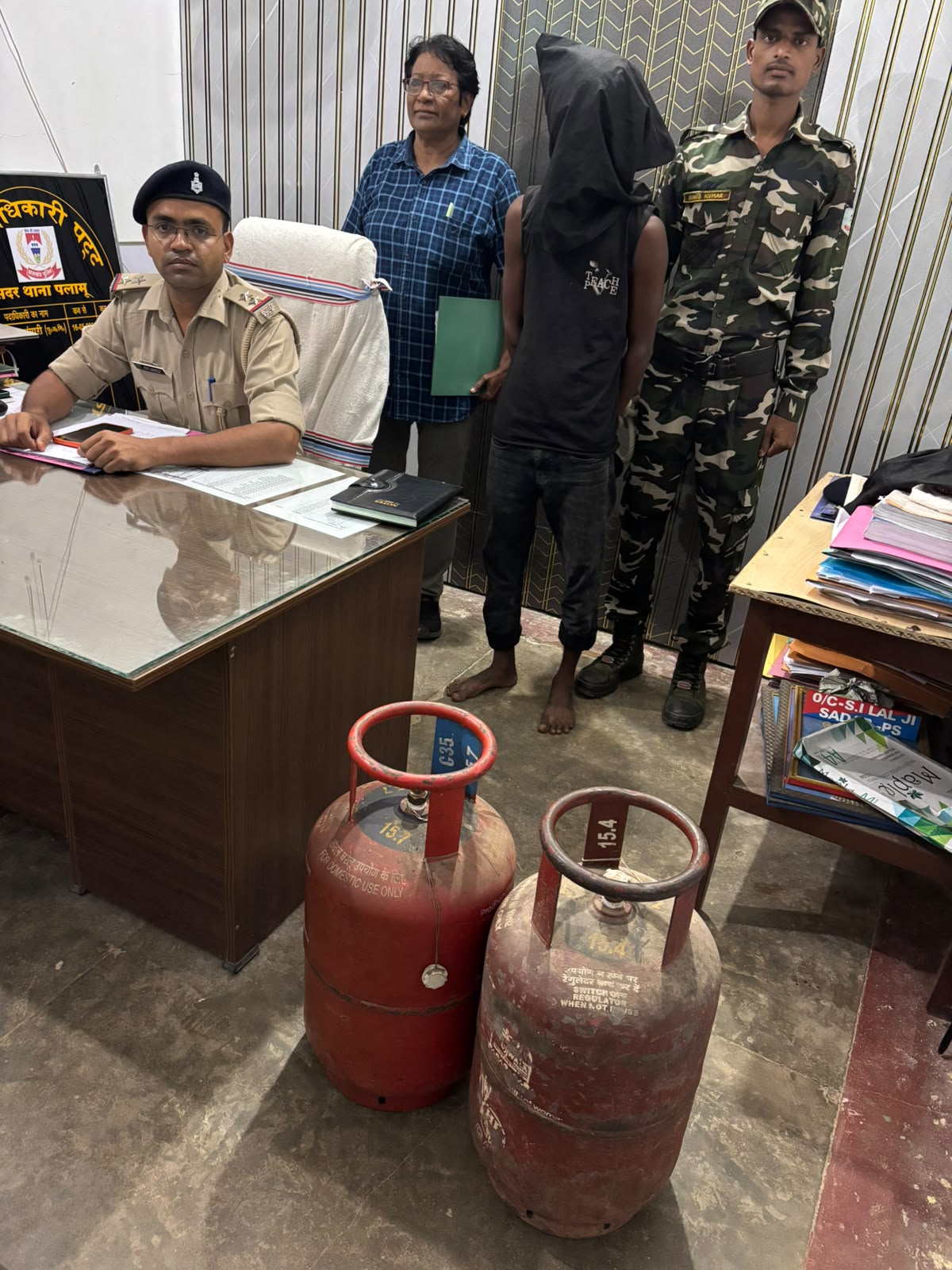 रजवाडीह स्कूल से गैस सिलेंडर चोरी का खुलासा, न आरोपी युवक गिरफ्तार