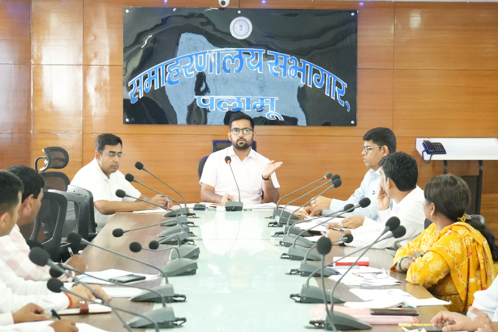 पात्र लाभुकों तक समय पर पहुंचे कल्याणकारी योजनाओं का लाभ : उपायुक्त