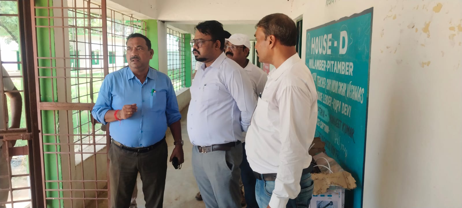 देर रात बारिश में स्कूल लौटे छात्र-छात्राएं, डीएसई ने किया औचक निरीक्षण