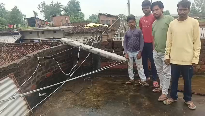 तेज बारिश से सोनड़ीहा में बिजली गुल, चार खंभे टूटे, 100 घर अंधेरे में