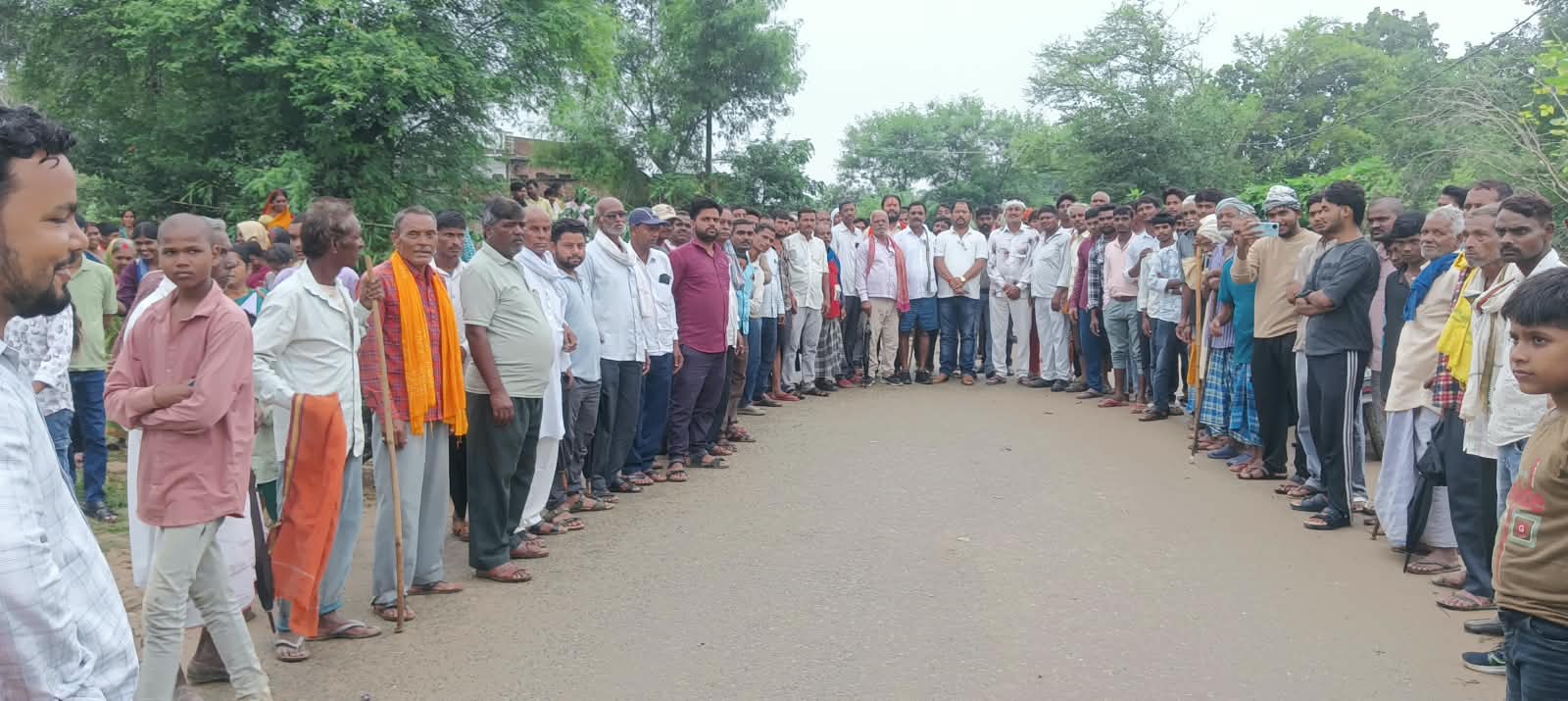 बोदरा-गोपालपुर मोड़ पर पांच घंटे सड़क जाम, विधायक के आश्वासन के बाद ग्रामीणों ने हटाया जाम