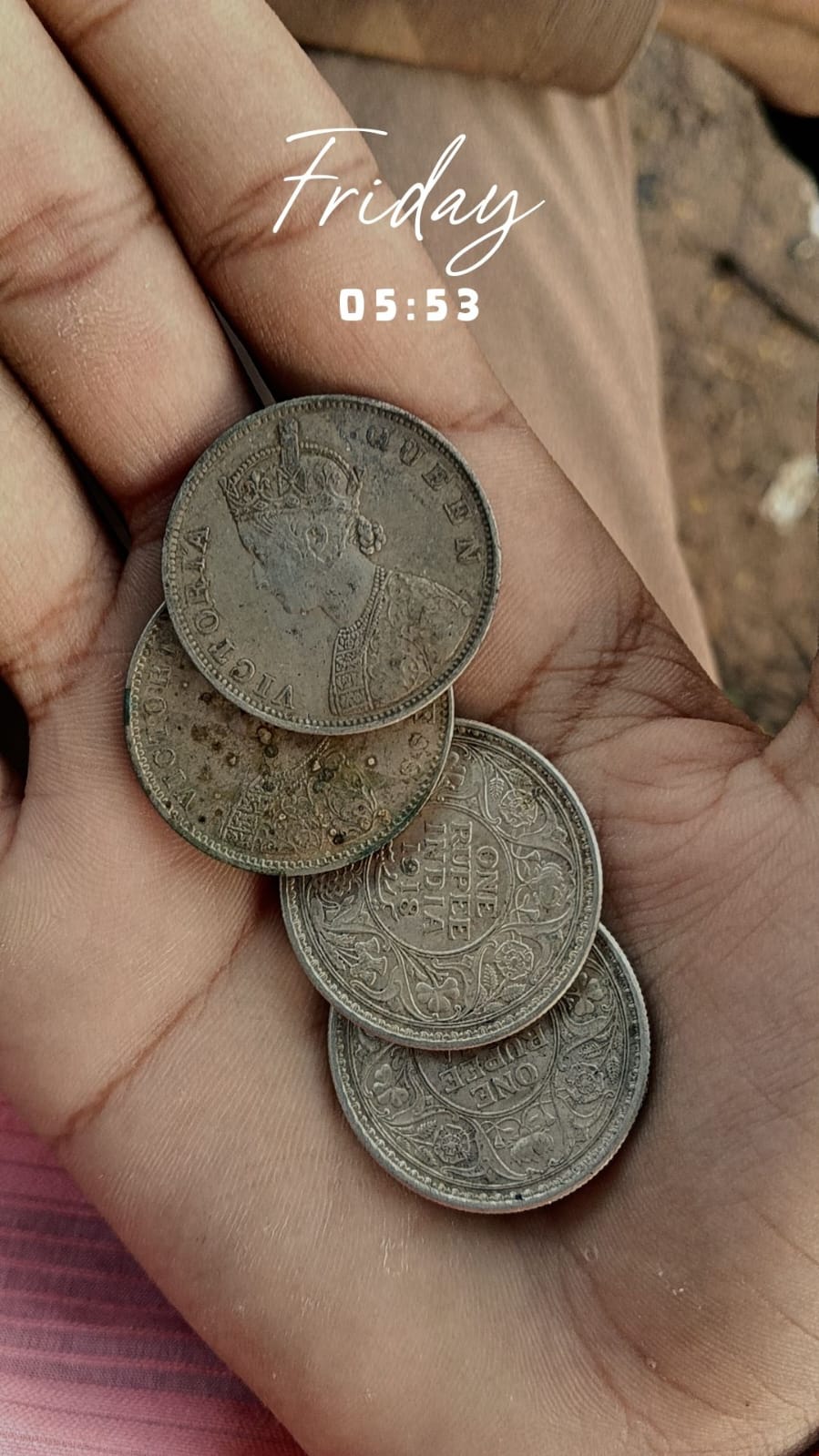 केतार बाजार में मकान की दीवार ढही, मलबे से निकले चांदी के पुराने सिक्के