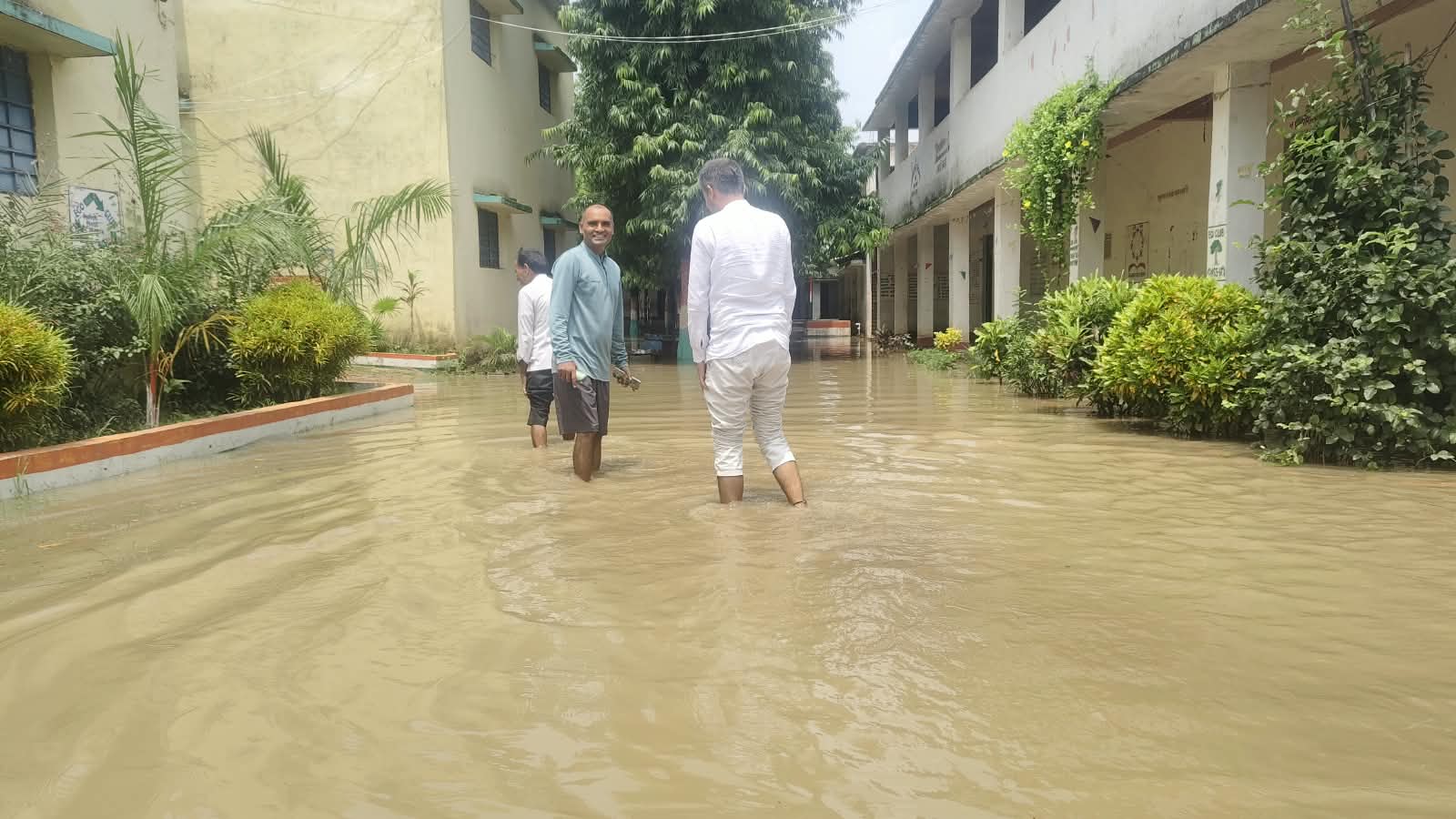 मोरबे हाई स्कूल परिसर में भरा दो फीट पानी, बच्चों की छुट्टी; बारिश में कच्चा मकान भी ढहा