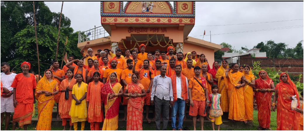 निजी खर्च पर लगातार आठवें वर्ष प्रमुख अजय शाह ने 100 श्रद्धालुओं को कराया देवघर रवाना