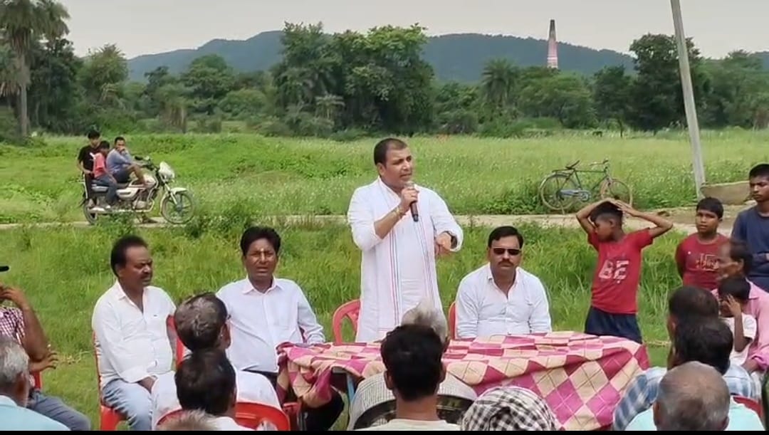 कांग्रेस नेता प्रभात दुबे ने कांडी के गांवों का दौरा कर सुनी ग्रामीणों की समस्याएं
