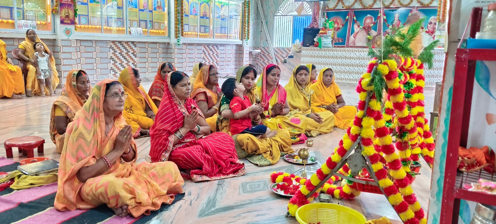 श्रीकृष्ण की छठी उत्सव में गूंजे सोहर गीत, भक्तिमय हुआ गायत्री शक्तिपीठ