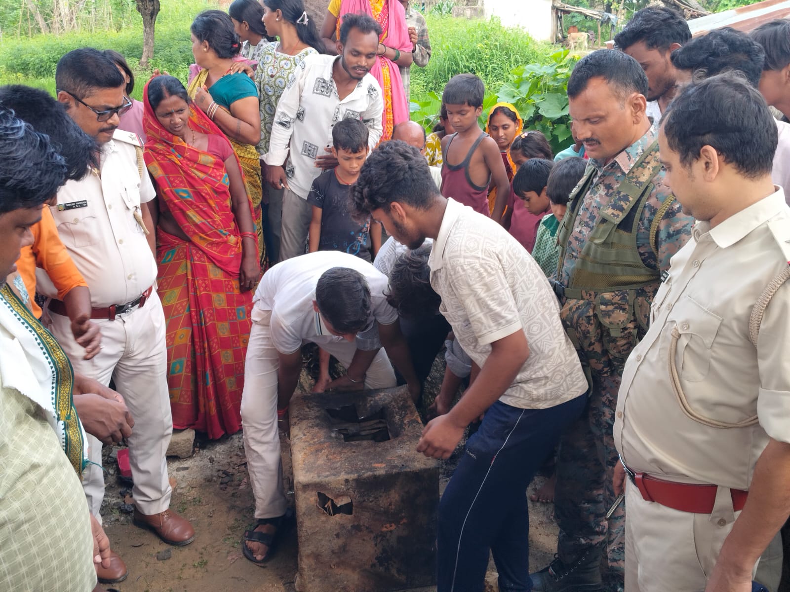 नींव की खुदाई में जमीन के भीतर मिली पुरानी लोहे की तिजोरी, पुलिस ने लिया कब्जे में