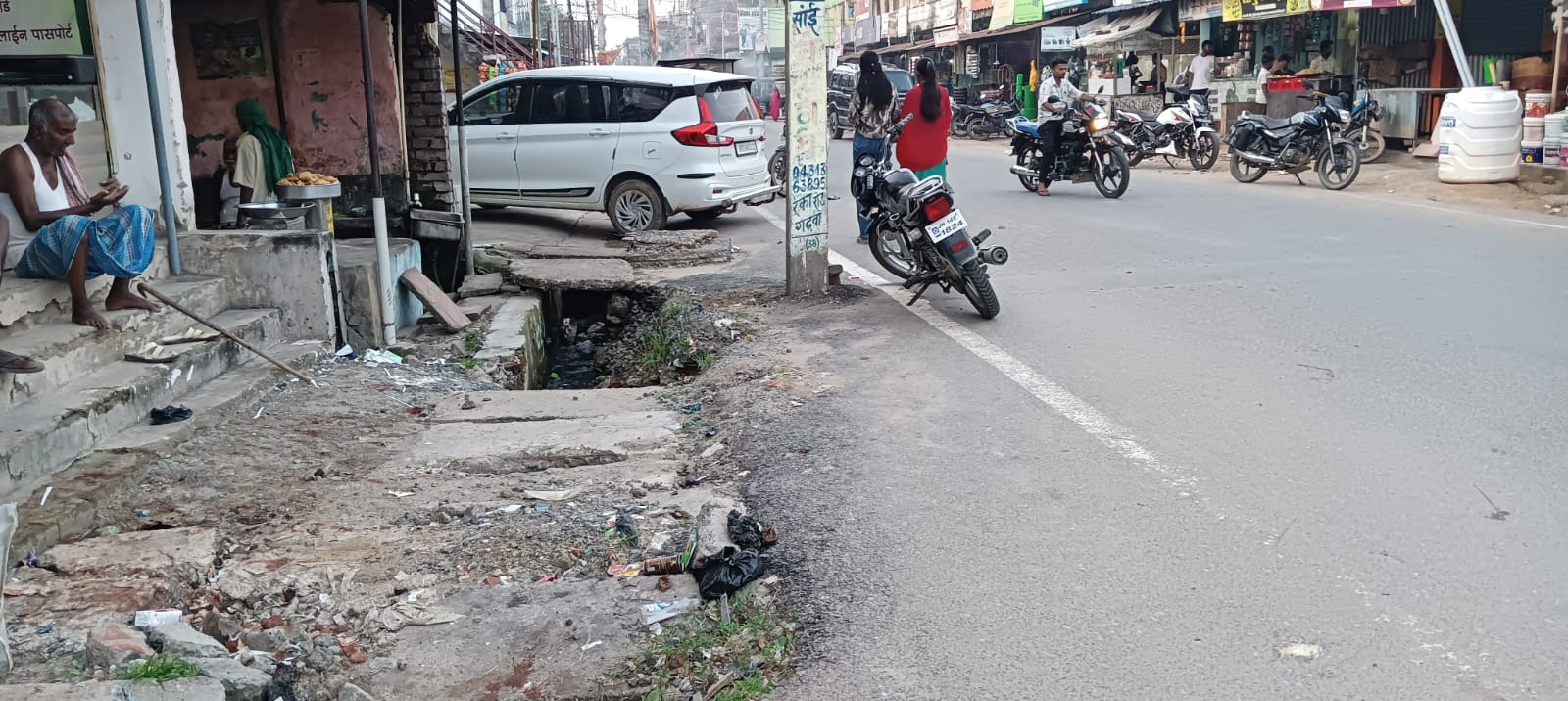 नालियों पर ढक्कन नहीं होने से हादसे का खतरा, लोगों ने नगर पंचायत से कार्रवाई की मांग
