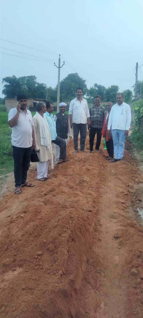 विधायक ने सुनी ग्रामीणों की पुकार, जर्जर सड़क पर मरम्मत कार्य अंतिम चरण में